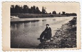 Kitoje fotografijos pusėje yra dedikacija: Prisimink! / Gyvenimo laisviems / Tarpekliams ir / Liūdesio valandai / Petras – Stasiui / 1955.X.01.Naudojimo teisių informacija: Emilijos Mikalajūnaitės-Anilionienės archyvas